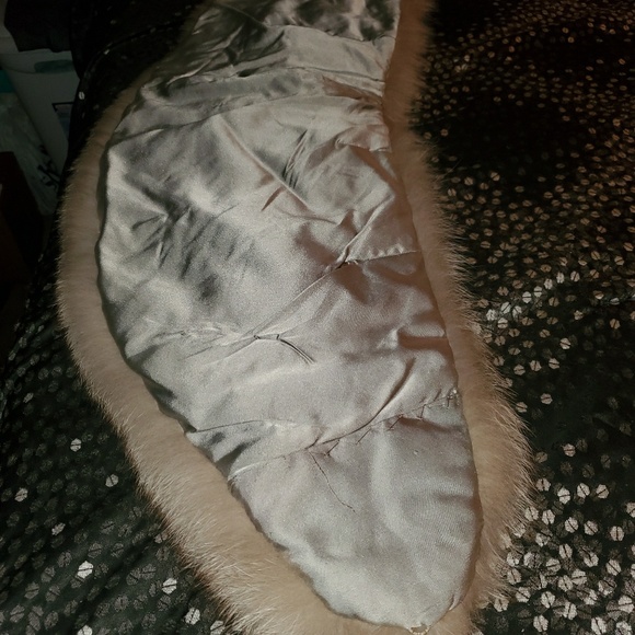 FOX FUR STOLE - Picture 4 of 4